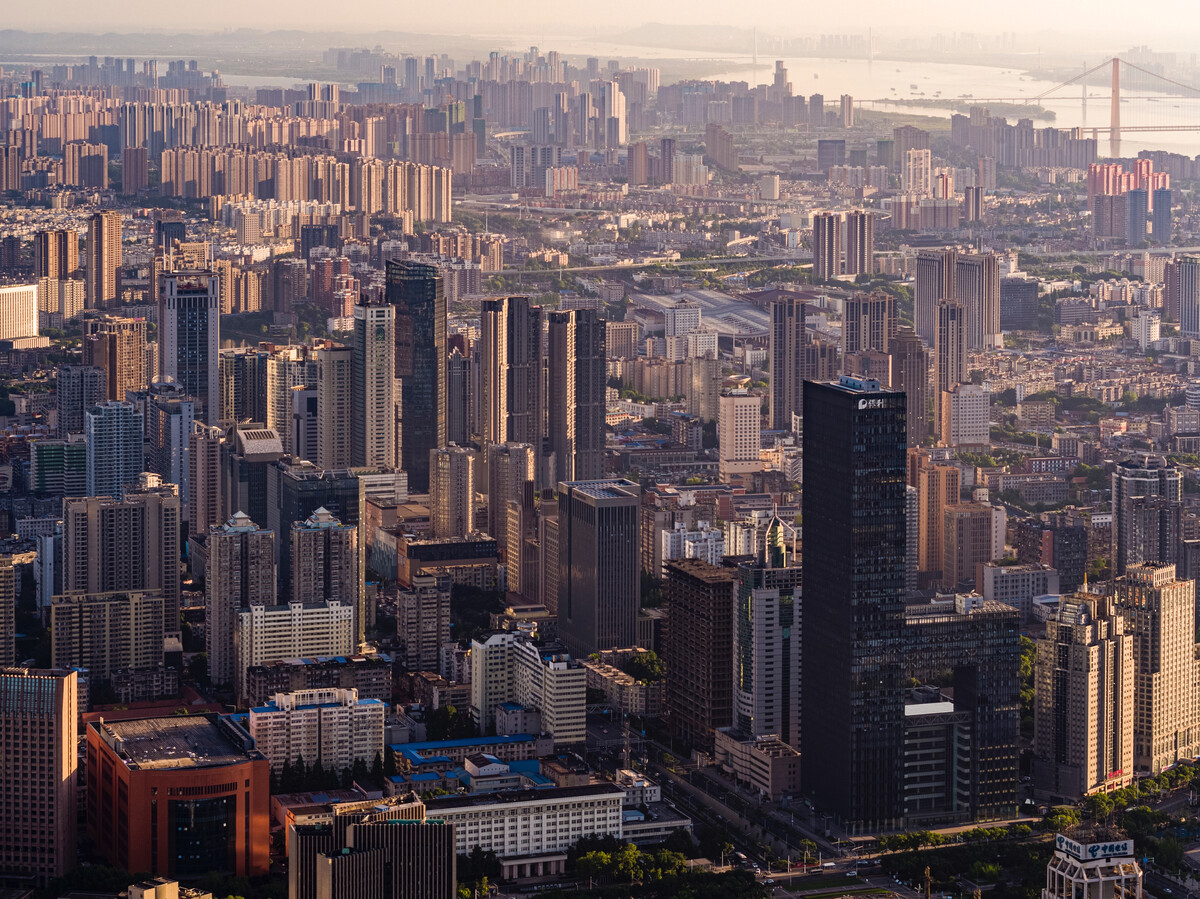 航拍武汉中南路暮色 城市与霞光的交响曲